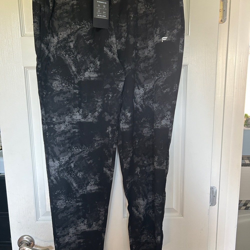 Fabletics Men's Black and Gray Patterned Pants NWT - image 1